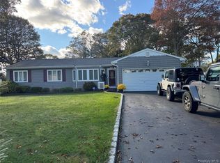 4 Henry Pl, Patchogue, NY 11772