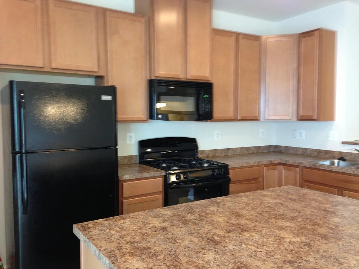 4 bed, 2000 sqft, $2,399 — Photo 3