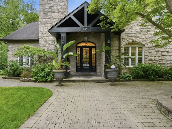 1320 Woodland Ave, Mississauga, ON L5G 2X9