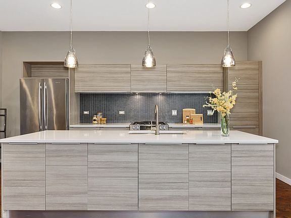 3rd image of 532 N Hermitage Ave #2