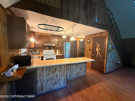 5th image of 109 Marthas Ln