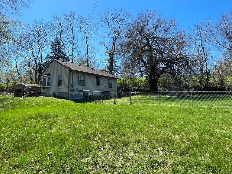 1400 S Northern Blvd — Photo 1