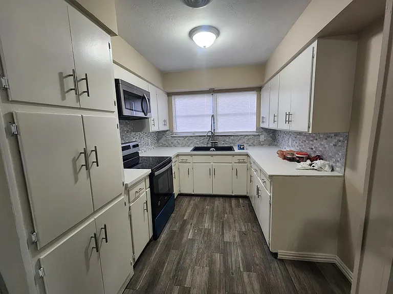 2901 Oleander Ln — Photo 4