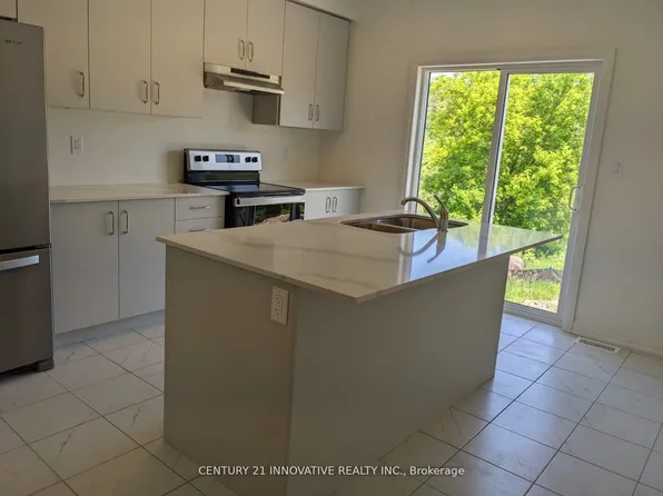 38 Lahey Cres, Penetanguishene, ON L9M 0W1