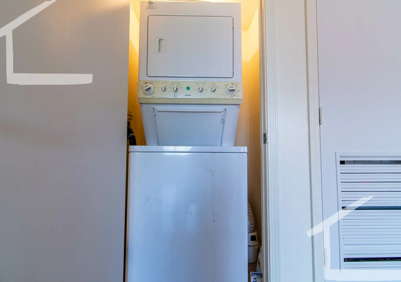 Charming 2 Bedroom-No Broker Fee — Photo 2