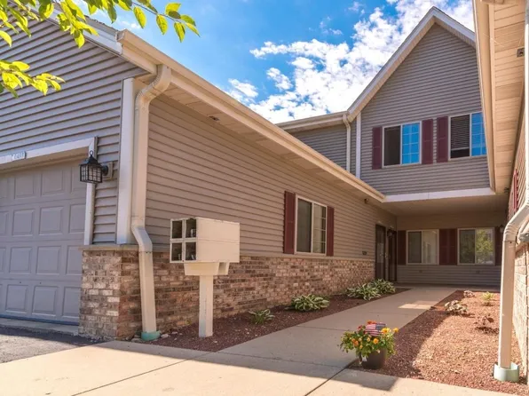 2049 Pine Ridge Ct, Grafton, WI 53024