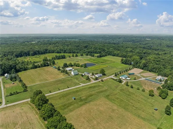 206 Lee Rd, Grove City, PA 16127