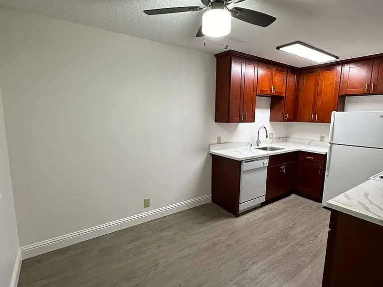 3259 Marshall Way #10 — Photo 7