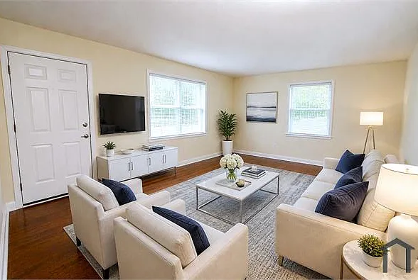 5 bed, 2000 sqft, $2,395 — Photo 2