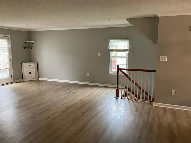 1049 Royal Dr — Photo 10