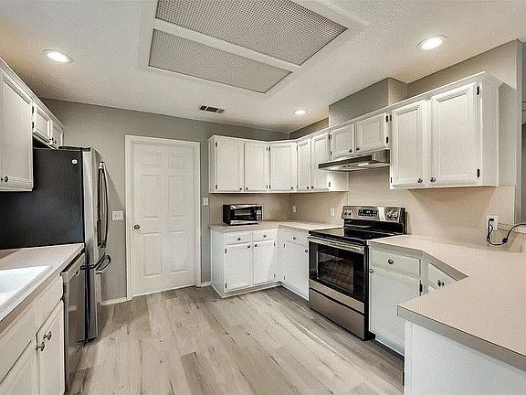 4th image of 811 Twin Creek Dr