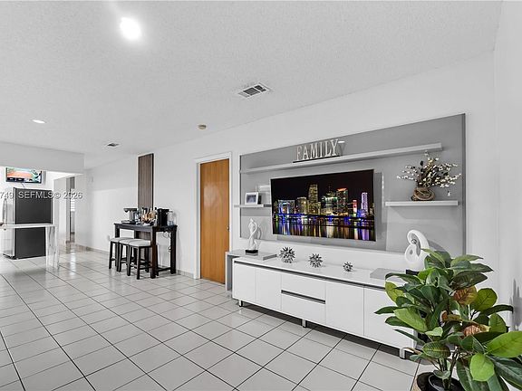 3rd image of 980 W 43rd Pl