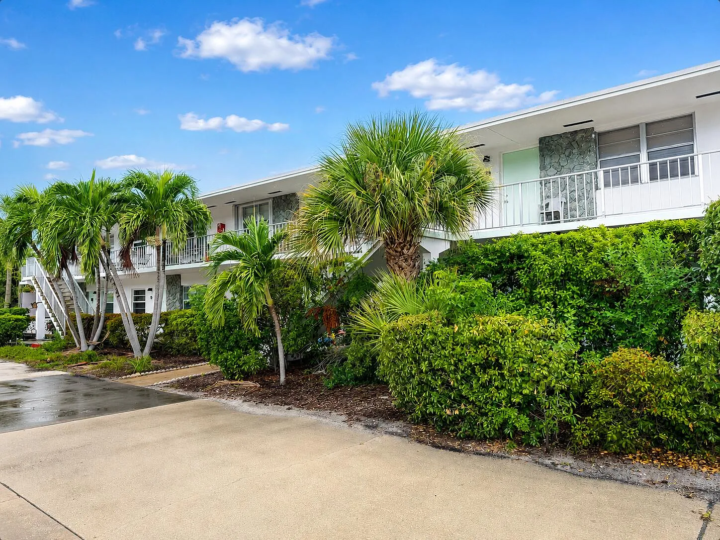 2 bed, 1.5 bath, 944 sqft, $2,100 — Photo 2