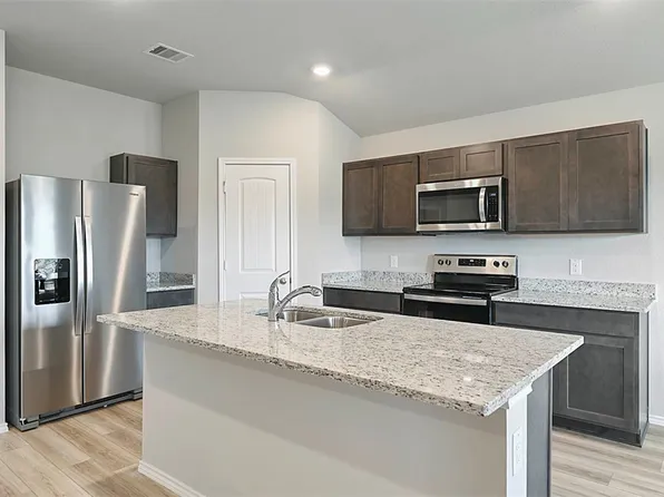 8024 Front 9 Ln, Navasota, TX 77868