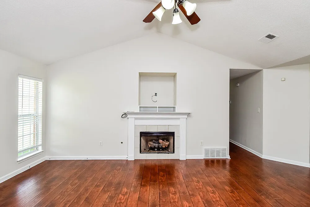 3 bed, 2.0 bath, 1379 sqft, $1,730 — Photo 3