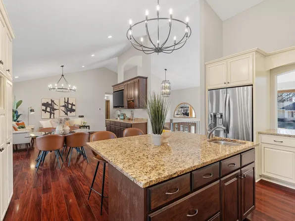 15260 Highland Pl, Minnetonka, MN 55345