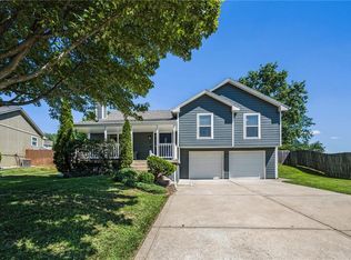 19 SW Whitlock Dr, Lees Summit, MO 64081