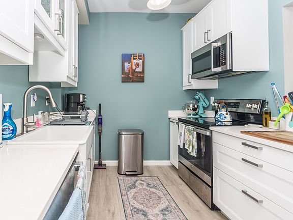 4th image of 110 Maple Pl APT 8