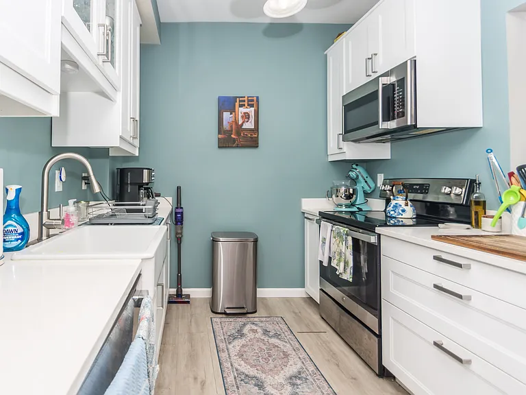 110 Maple Pl #8 — Photo 4