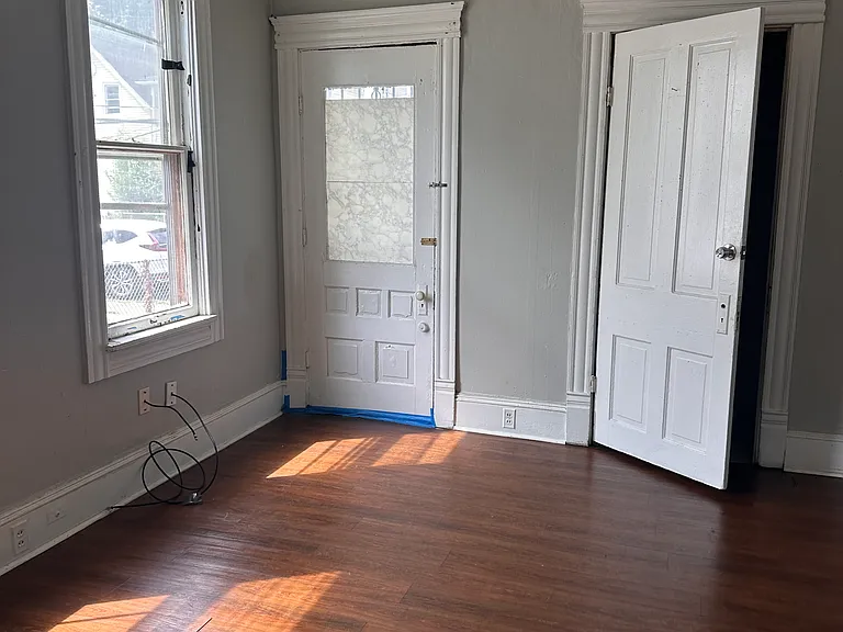 1523 E 32nd St — Photo 5