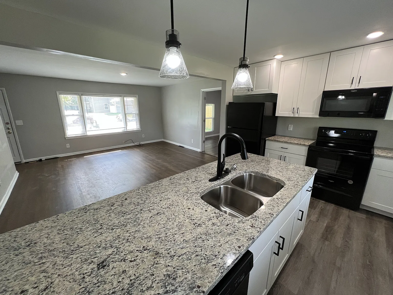 5 bed, 1544 sqft, $5,475 — Photo 3
