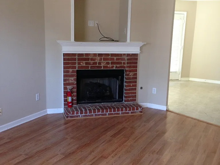 1098 Breezy Valley Dr — Photo 4