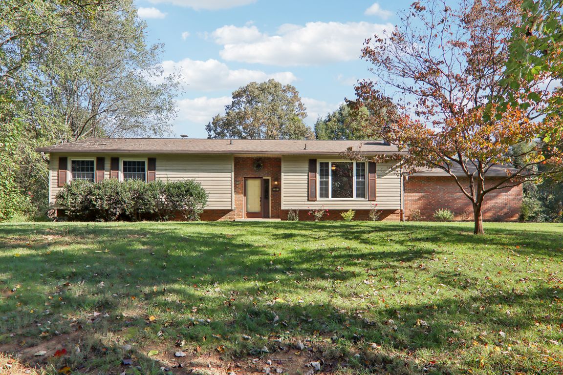 Eastview Dr-S1010-001.jpg