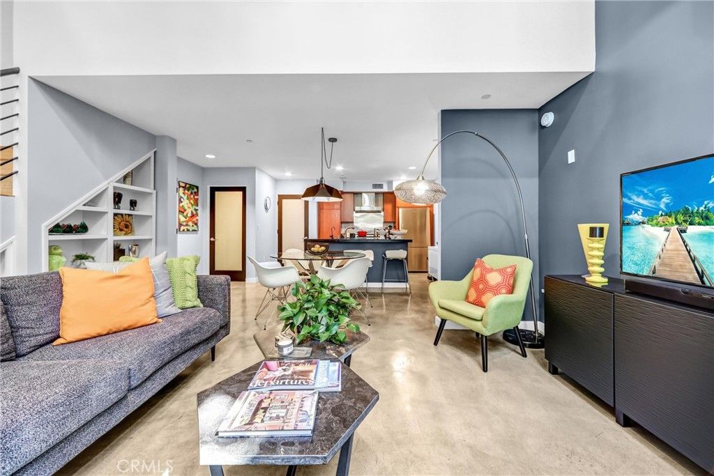 1120 N El Centro Ave APT 5, Los Angeles, CA - More