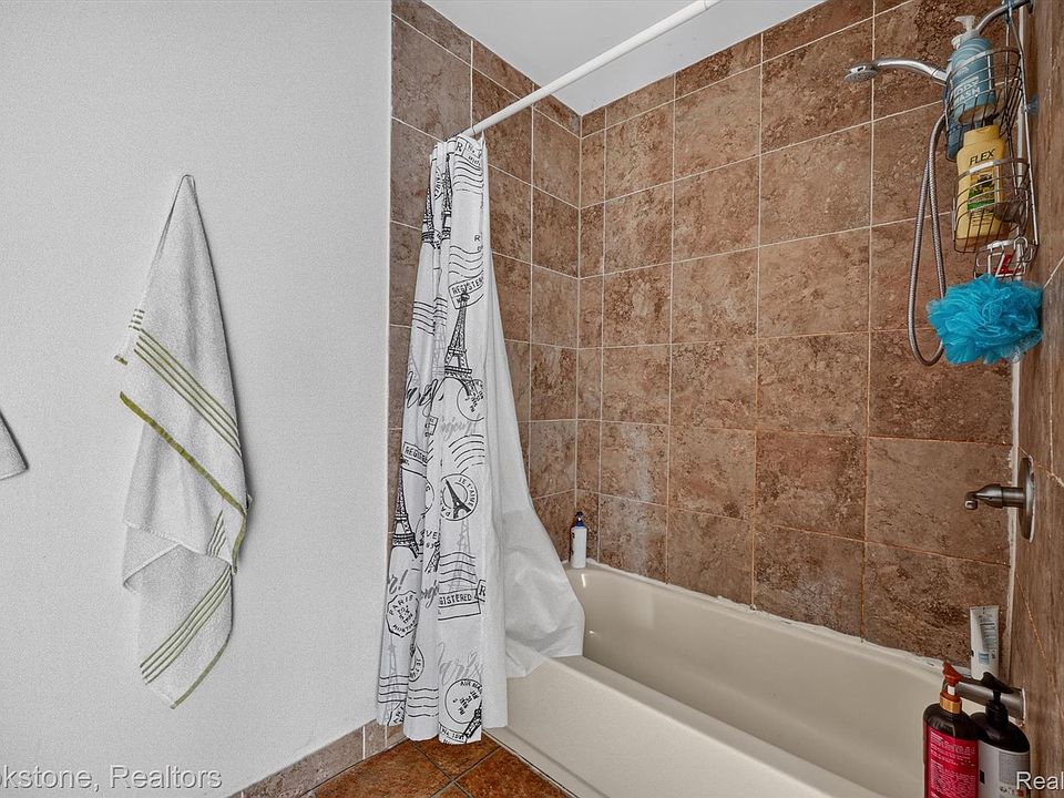 132 E Howard St, photo 21