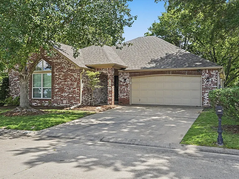 412 N Forest Ridge Blvd — Photo 3