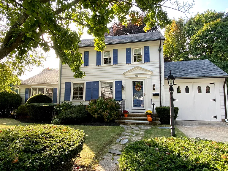 2381 Cranston St — Photo 2