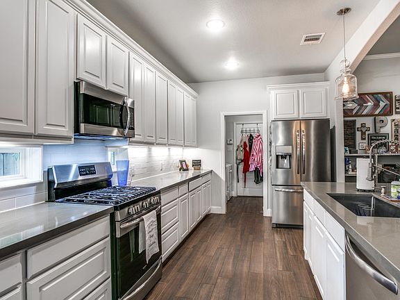 5th image of 118 Elm Ln