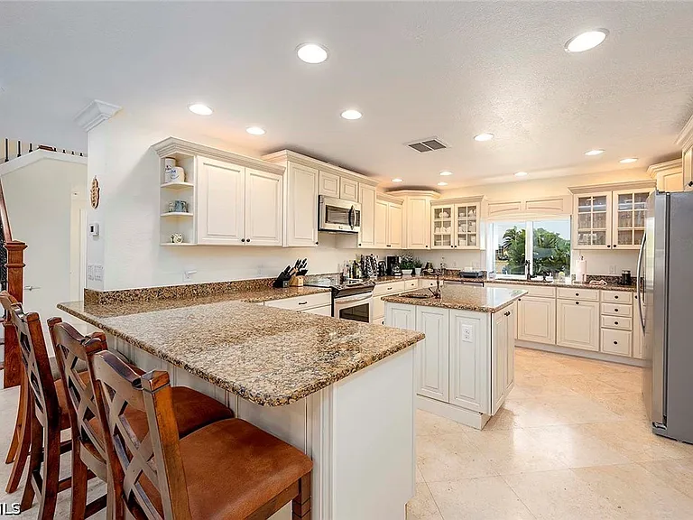 5208 SW 8th Ct — Photo 6