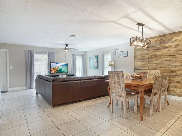 1002 Avenue E E, Fort Pierce, FL 34950