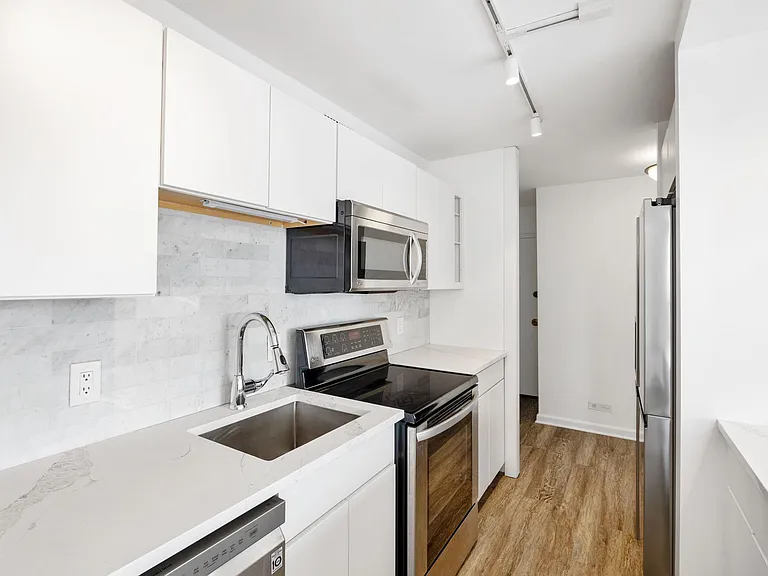 1360 N Sandburg Ter #601C — Photo 8