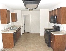 2nd image of 4137 Lakewood Glen Dr