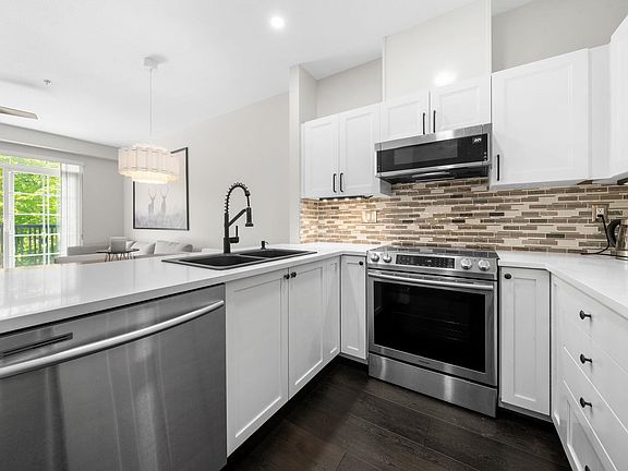 5th image of 5605 Hampton Pl #404
