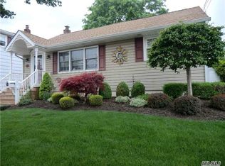 85 Gardner Ave, Hicksville, NY 11801
