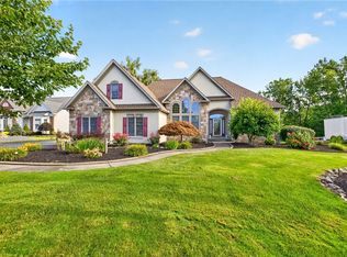 10 Bainbridge Ln, Webster, NY 14580