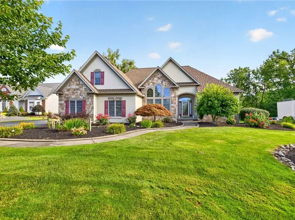 10 Bainbridge Ln, Webster, NY 14580