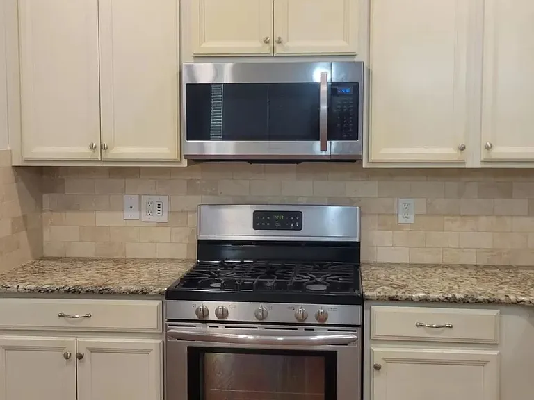 107 Dellbrook Streetunit E — Photo 6
