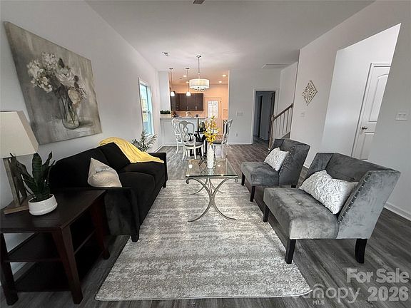 3rd image of 554 Geneva Cir