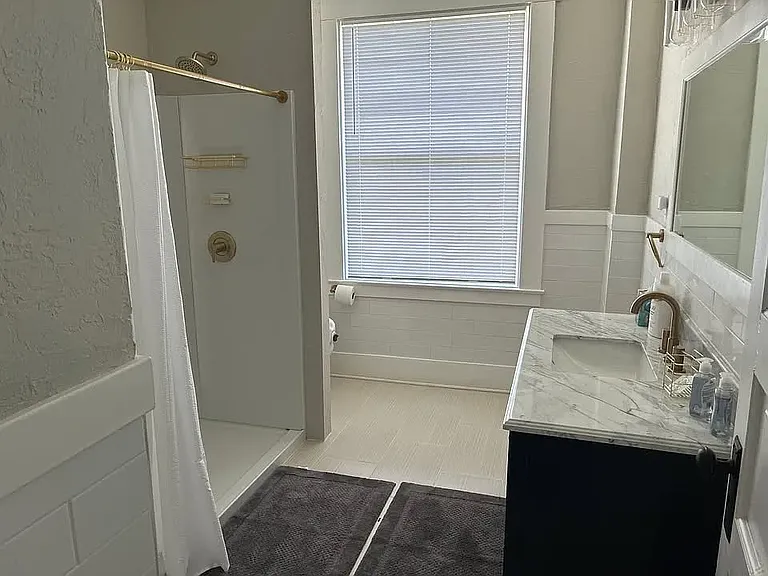 Shared bathroom (Total of 3 shared bathrooms, upstairs)