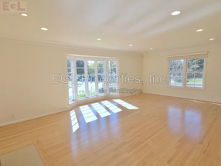 10749 Wellworth Ave — Photo 27