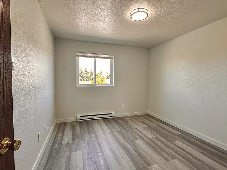 211-225 N Peterson Dr — Photo 15