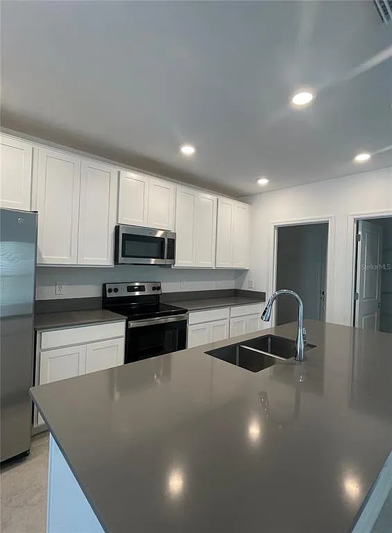 5 bed, 2.5 bath, 2370 sqft, $2,400 — Photo 3