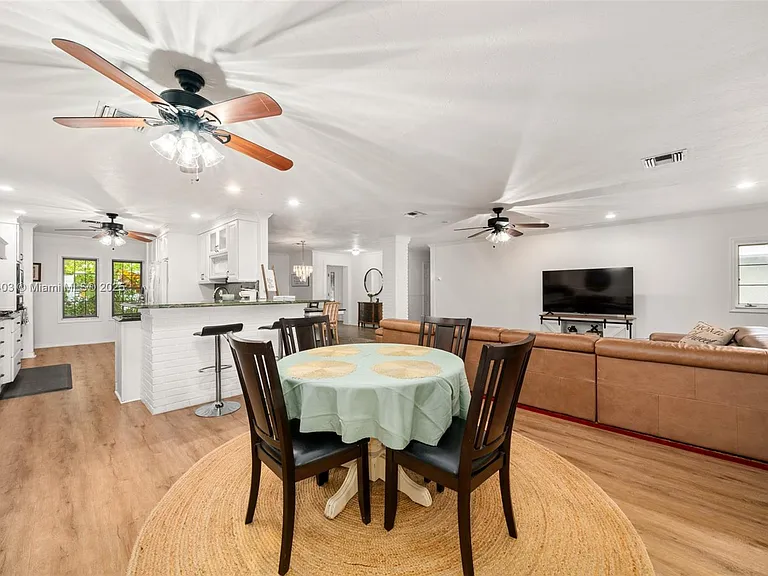 2551 Lakeview Dr — Photo 17