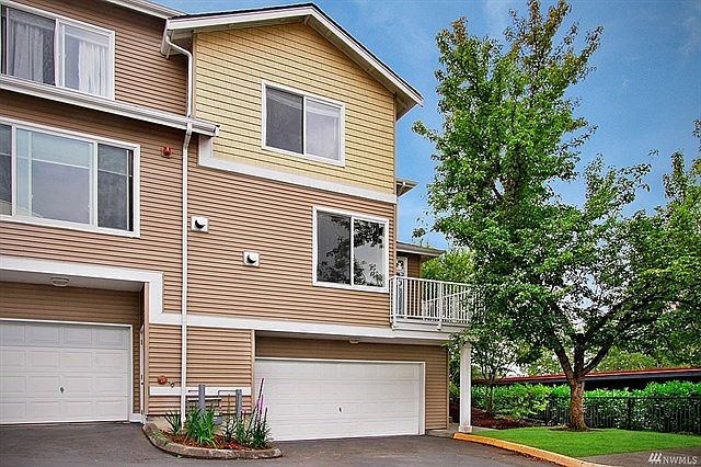 Bet lot in Copperhill Square! Light-filled corner unit with mature landscaping around it plus valley views.