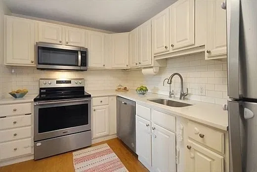 2 bed, 1.0 bath, 904 sqft, $2,350 — Photo 2