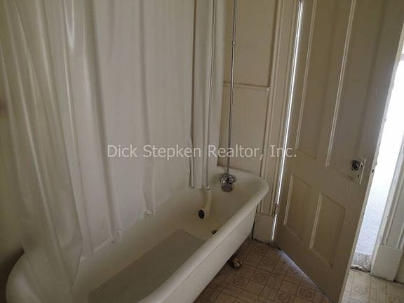 Bath tub